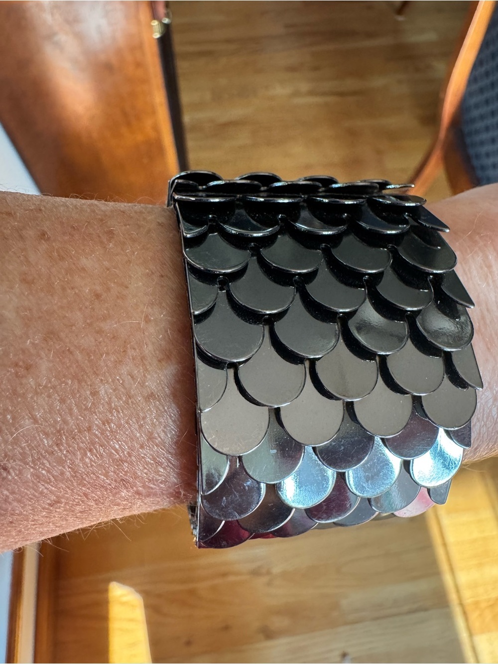 Gun metal color Scale-Texture metal bracelet